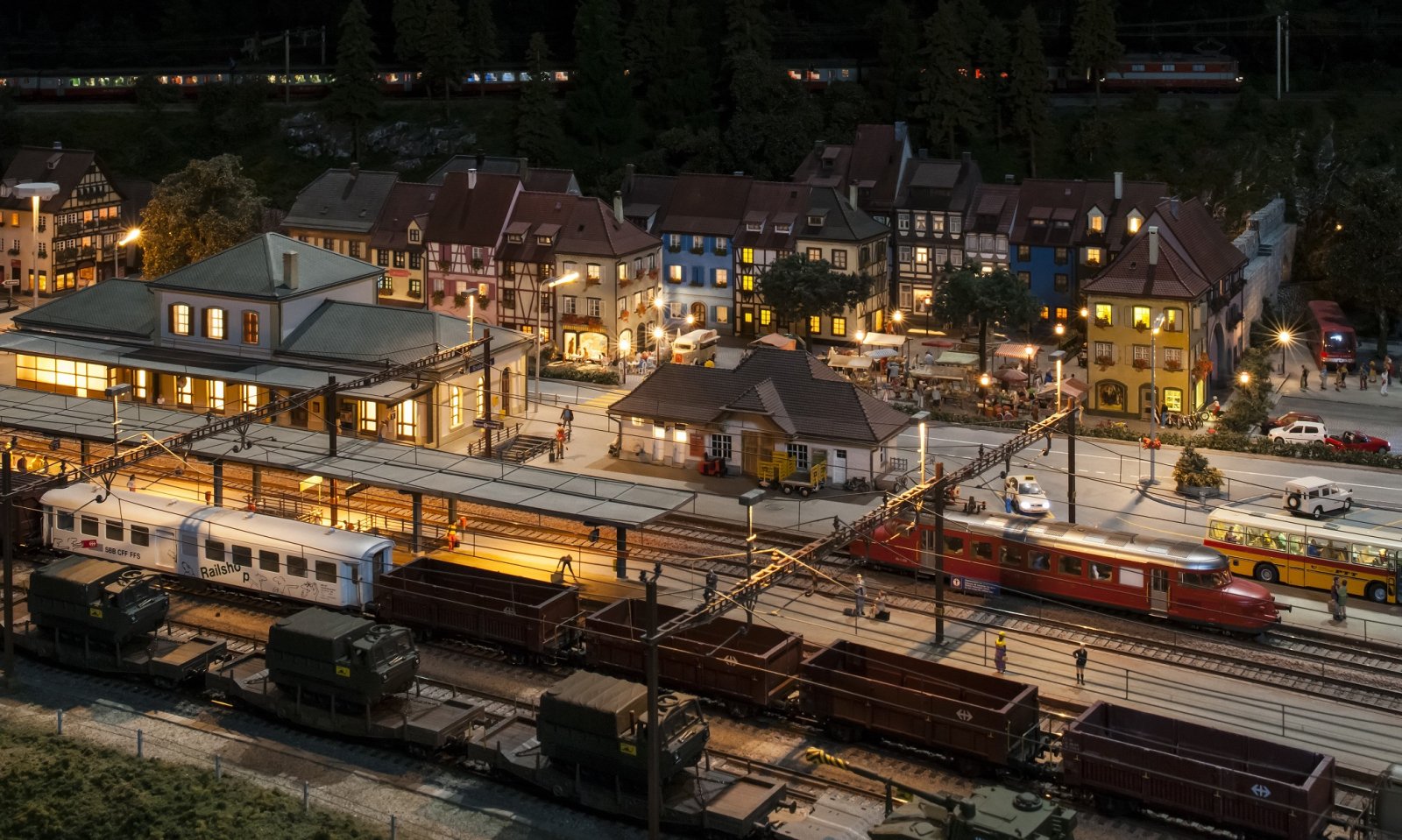 Modelleisenbahn / Chemins de fer du Kaeserberg bei Nacht